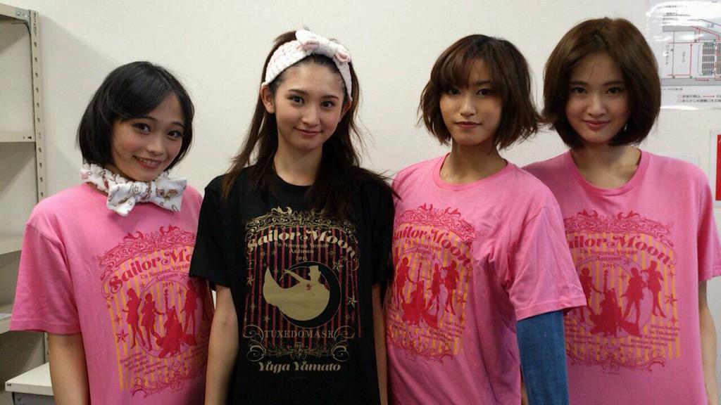 セーラームーン25th公式 No Twitter セラミュー グッズのご紹介です オリジナルtシャツが登場 ピンクの5戦士 白の外部太陽系戦士 黒のタキシード仮面の三色展開です 物販コーナーで販売中 お気に入りをゲットしてくださいね Http T Co 1ute4wf3dr