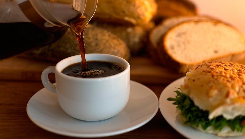 EsLife_es's tweet photo. Con el café en la mano, te enseñamos cómo limpiar las manchas de café de la ropa, ¡feliz día! http://t.co/lAV6hXTKgg http://t.co/cgj6njszex