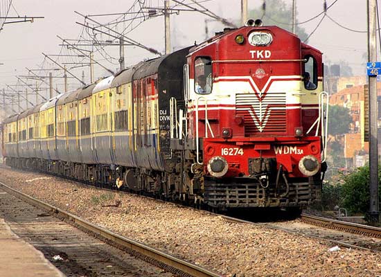 news24tvchannel's tweet photo. छेड़खानी से बचने के लिए तीन लोगों ने ट्रेन से लगाई छलांग #woman #jumpsoff #train # http://t.co/cse3rxreuV http://t.co/AJ6RFsBGQ6