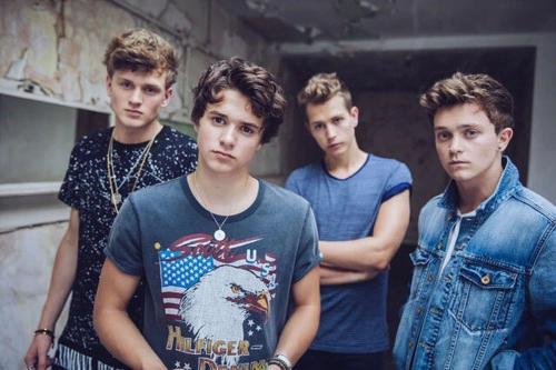 maram_aboaly's tweet photo. @Avicii 
@TheVampsband 
@ArcticMonkeys 
@onedirection 
You are all my life♡♡♡♡ http://t.co/y7o4WpE7UC