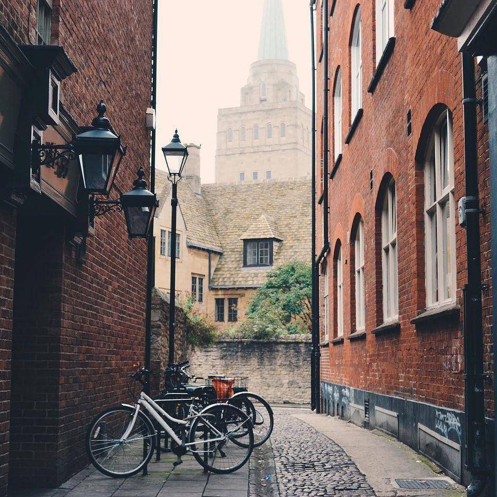 alexdye1's tweet photo. From a foggy morning in Oxford 
#fog #mist #Oxford #vscotravel #vscocam #seeengland #sight… http://t.co/bKKx5Yxt43 http://t.co/r93ISPtXzI