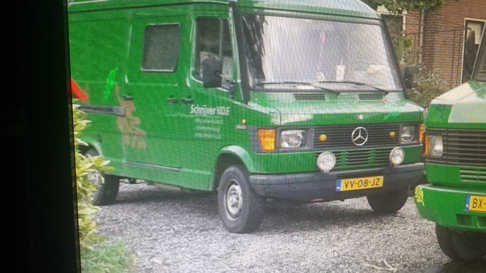Zon op ma nacht op de Veerstraat #Waardenburg een Mercedesbus weggenomen. #Kenteken VV-08JZ
m.facebook.com/71292769540466…