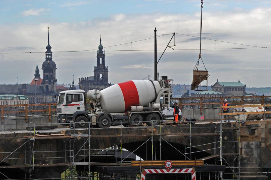 Bauindustrie: Hochtief will deutsche Straßen mit Privatgeld sanieren on.welt.de/1Jpr7HE