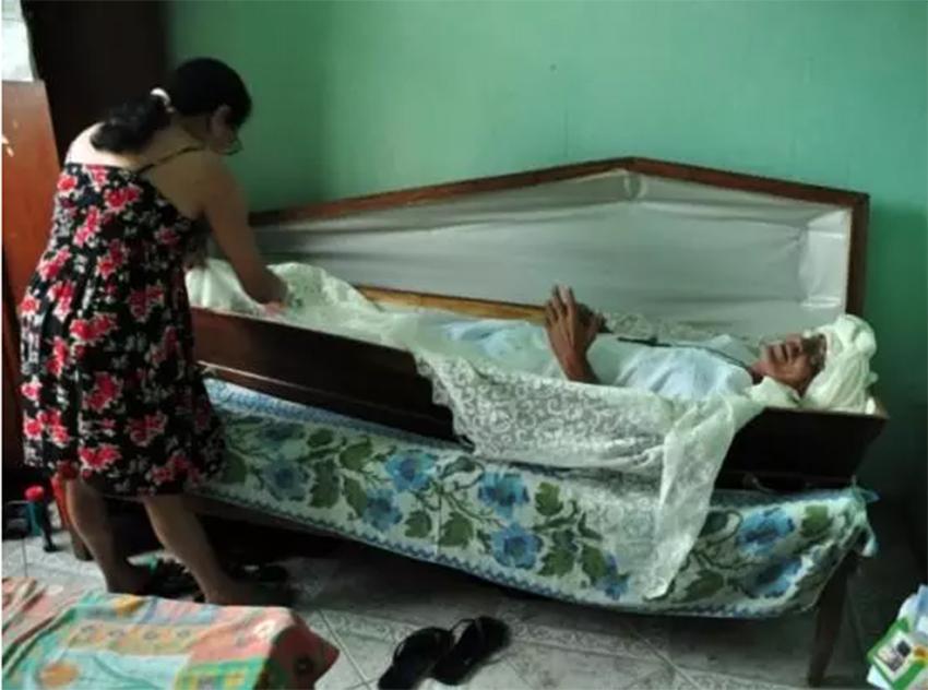 weirdlifecom's tweet photo. Man Sleeps in #Coffin to #Honor His Dead Friend : http://t.co/M8FGtDPQmA Please RT #Sleep http://t.co/zdNOr6xHVj