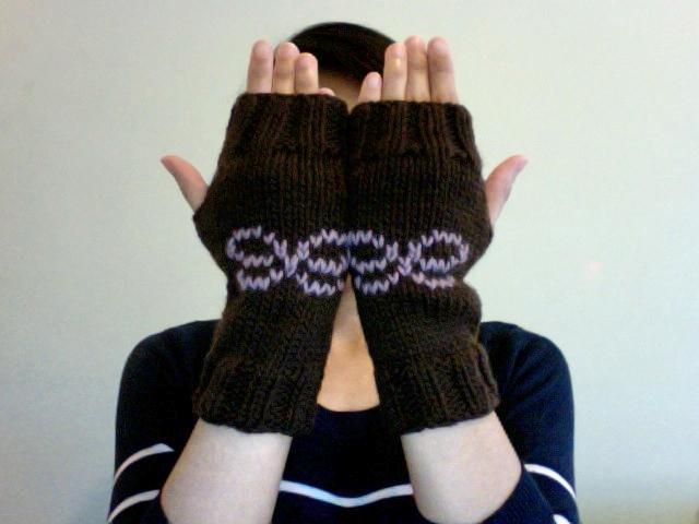 tpinksheep's tweet image. Fingerless Gloves in Chocolate Brown with Pink Bow motifs etsy.com/uk/listing/858… #handmade #knitting #Etsy #autumn