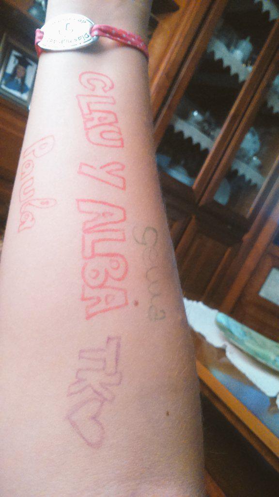 alba_vazquez20's tweet photo. En lo q nos entretenemos en clase 😂😂 @claudia_rt9 @elena_gastor #paulaa #gemaa http://t.co/fxsx4JXuSV