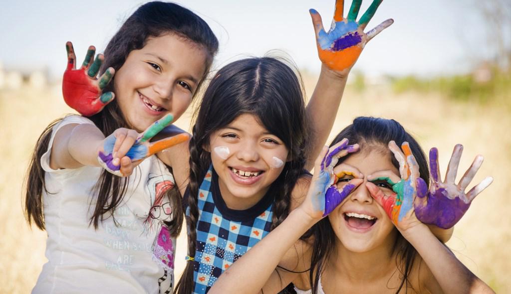 PlanNederland's tweet image. Girls just wanna have fun! Dat lukt deze Paraguayaanse dames wel.  🎨 Fijn #weekend allemaal! bit.ly/Plan-Paraguay