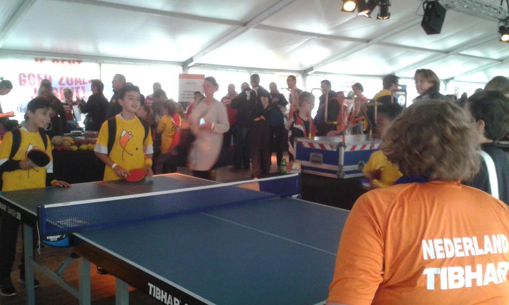 join_thetable's tweet image. Alle tafels zijn bezet en alle kids willen tegen @YvetteMoerdijk spelen op de open dag van de @JCFoundation