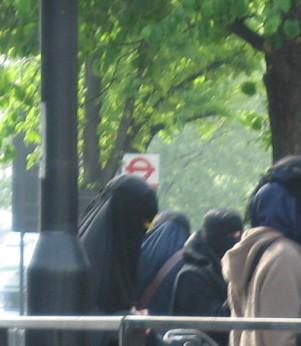 lapin47's tweet photo. @lesechogaucho Je rappelle l'origine de cette photo : Londres (devant un commissariat) #FNmenteurs http://t.co/g7IMafhI9A