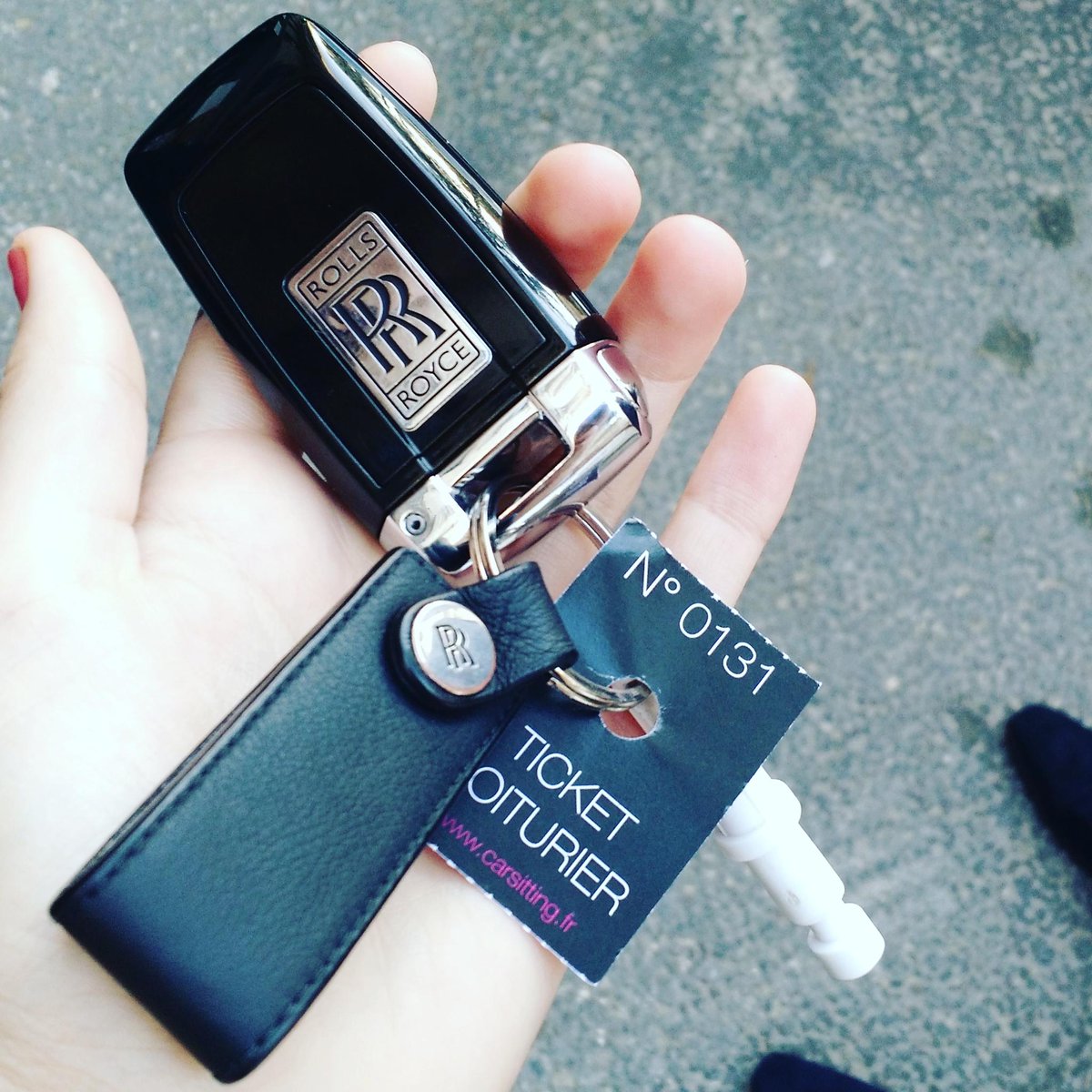 Daiisynews's tweet photo. It's not every day you see a @rollsroycecars in #paris #Wraith #RRwraith #busyatwork http://t.co/8ckwV49mFj