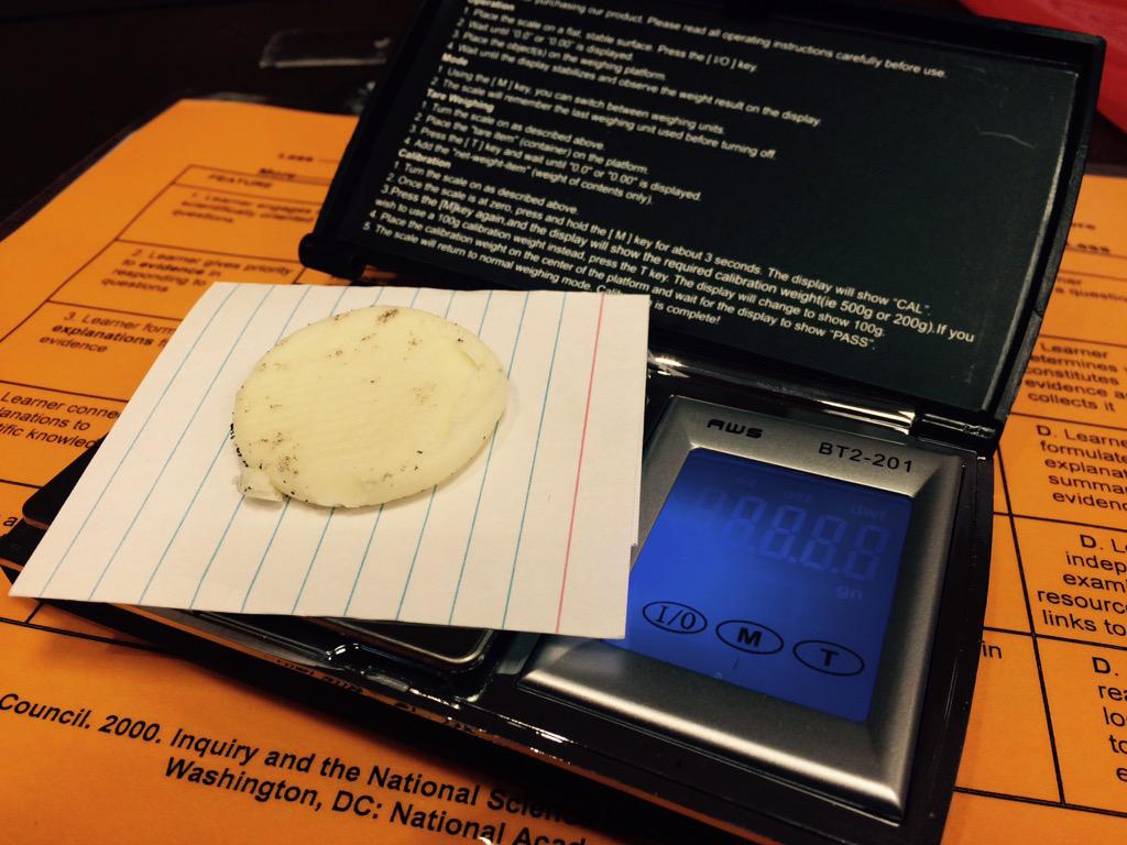 alanthomasgreen's tweet photo. Double Stuf Oreos are truly double stuffed. Thanks @DuPont_News! #inquiryatitsbest #teachag #tagged15 http://t.co/d4AFrCqGLN