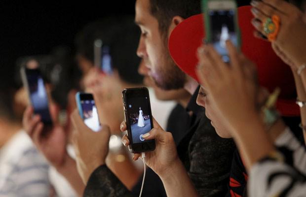 g1's tweet photo. 42% dos internautas preferem ficar sem água e luz do que sem celular http://t.co/TsRWU5uYcC #G1 http://t.co/wFvFawUszI