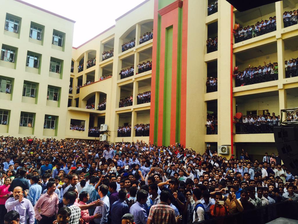 KapilSharmaK9's tweet photo. so much love n support for #kkpk at GL Bajaj college noida .. Love u all :) http://t.co/WOHjE84aSS