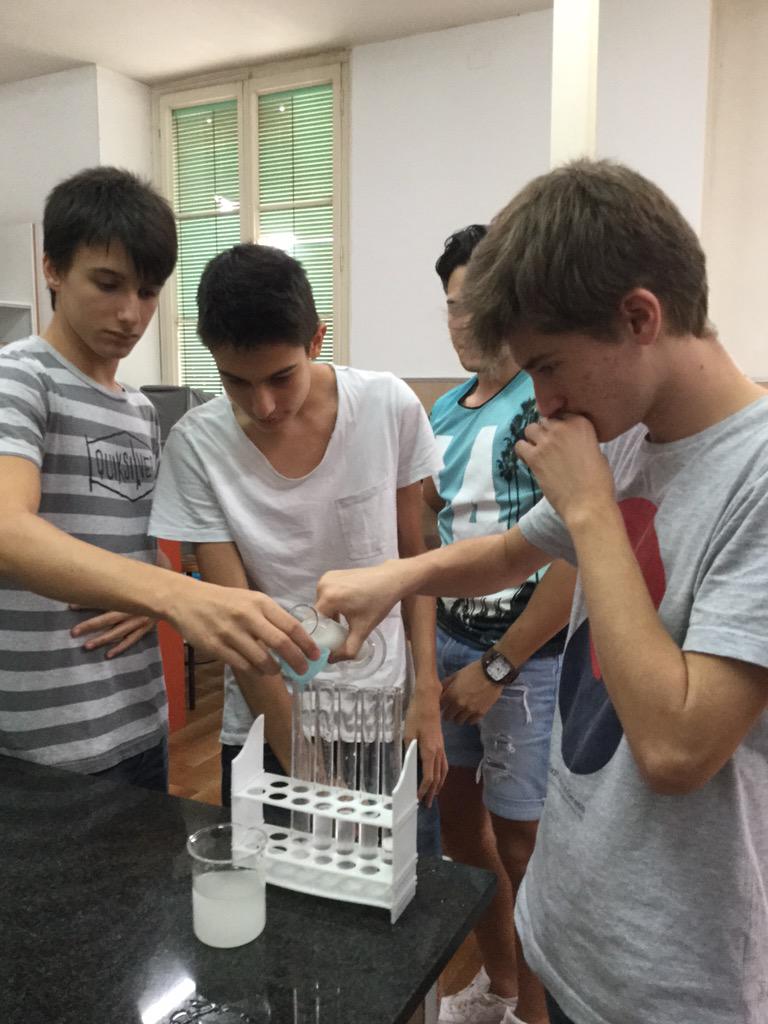 FEDACHorta's tweet photo. A 2n de Batx: Posant en pràctica el què hem aprés fins ara. #biologiabatxillerat #passióxeducar #enzims #laboratori http://t.co/HEnvUZJS8w