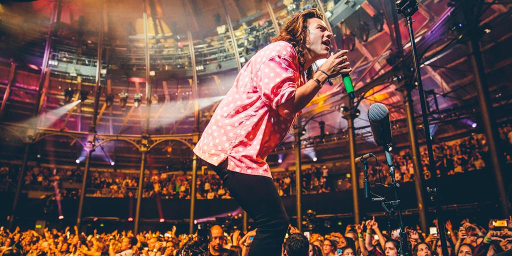 AppleMusic's tweet photo. Flashback! Relive @OneDirection's performance at #applemusicfestival: http://t.co/qffJi01H3U http://t.co/oLQHAF9Dlv
