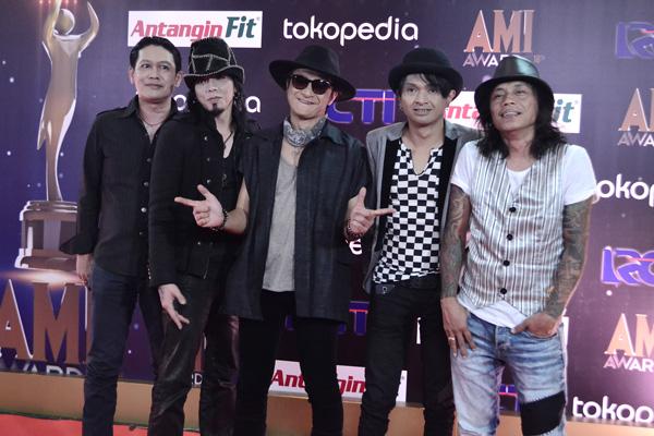 RollingStoneINA's tweet photo. FOTO: Suasana Karpet Merah AMI Awards 2015 http://t.co/Hma4AS8VyS http://t.co/wMdFgoIjoL