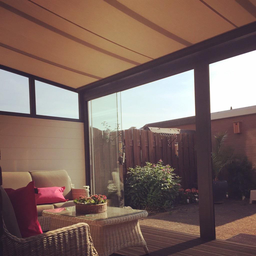 MarkvanderVoort's tweet photo. Jaarrond genieten 🍸☀️ bij de Familie van der Vliet in Pijnacker @Vitrona 
#Tuinkamer #Terrasoverkapping http://t.co/UebLjzQFhm
