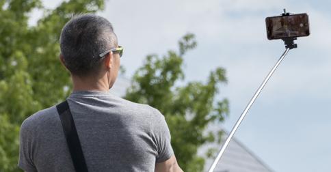 marieclaireuk's tweet image. Selfies have killed more people than sharks this year. C'MON PEOPLE. marieclai.re/gVozQq