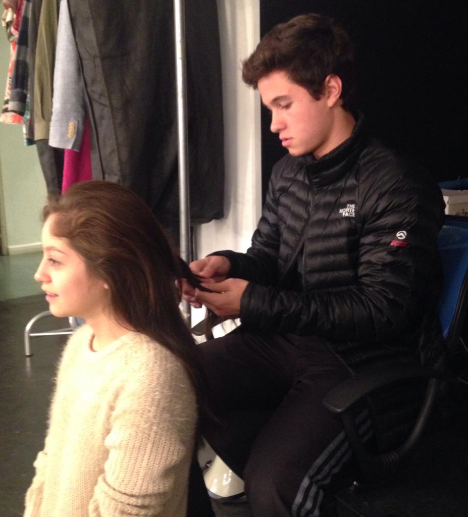 karolsevilla's tweet photo. Buenos días así inicia un día de grabación #SoyLuna @Michaelronda peinándome 🎬🎬🎬 http://t.co/ybzZ3fRI3H