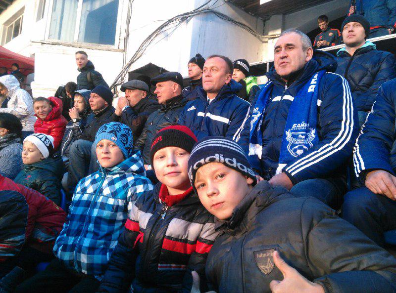 SVEroschenko's tweet photo. Смотрим футбол с ребятишками на трибуне. И погода нас не пугает, потому что греет спортивный азарт. "Байкал", вперед! http://t.co/AtW1UG444q