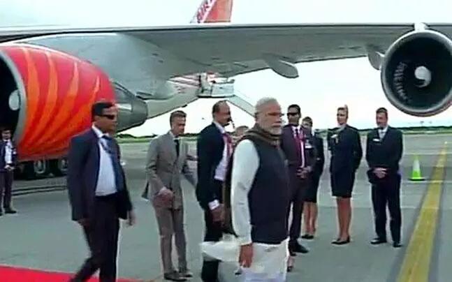 parthusoni's tweet image. &quot;@narendramodi  reaches Ireland, first Indian PM in 60 years. GO IRELAND 
#ModiInIreland #नमोसौनेगमो