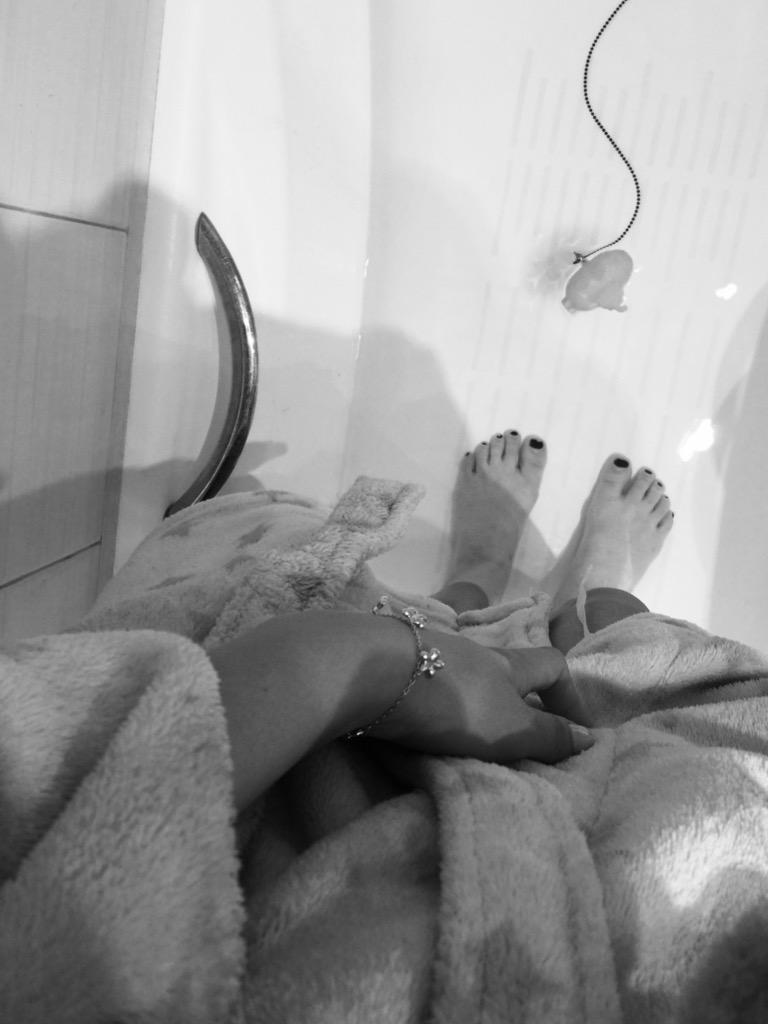 karina_08_'s tweet image. Заболела😁😁 грею ноги в горячей воде, как же не лю болеть😞