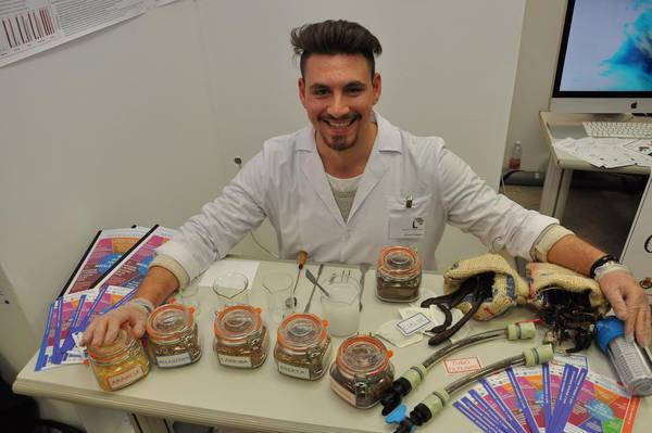 L’Europa premia il 20enne pugliese che depura l’acqua con le bucce di banana @EUCYS #ischool ischool.startupitalia.eu/38102/sociale/…