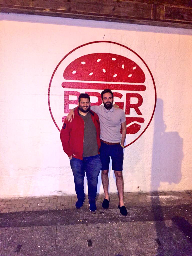 Paul_James11's tweet photo. Massively proud of @clessani on opening his 2nd @BRGRgla place is looking unreal. Check it out over in Giffnock 🍔 http://t.co/Fo3hpW9AHQ