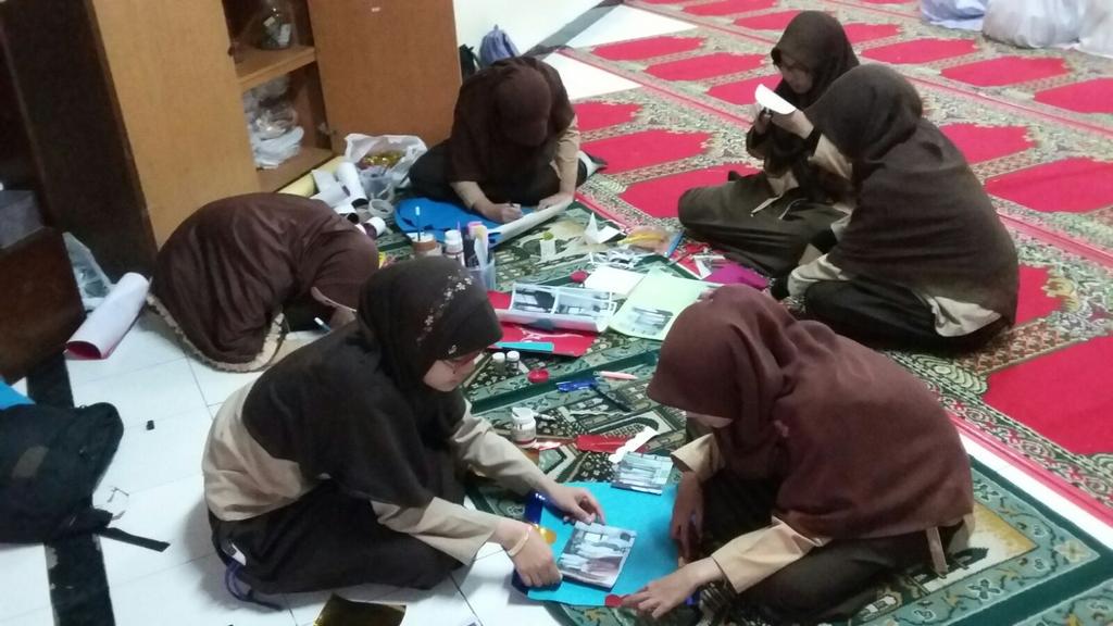 RohisOneBudut's tweet photo. Hari ini ada keterampilan membuat mading oleh akhwat2 Rohis One ^^ http://t.co/ssAYohcGAf