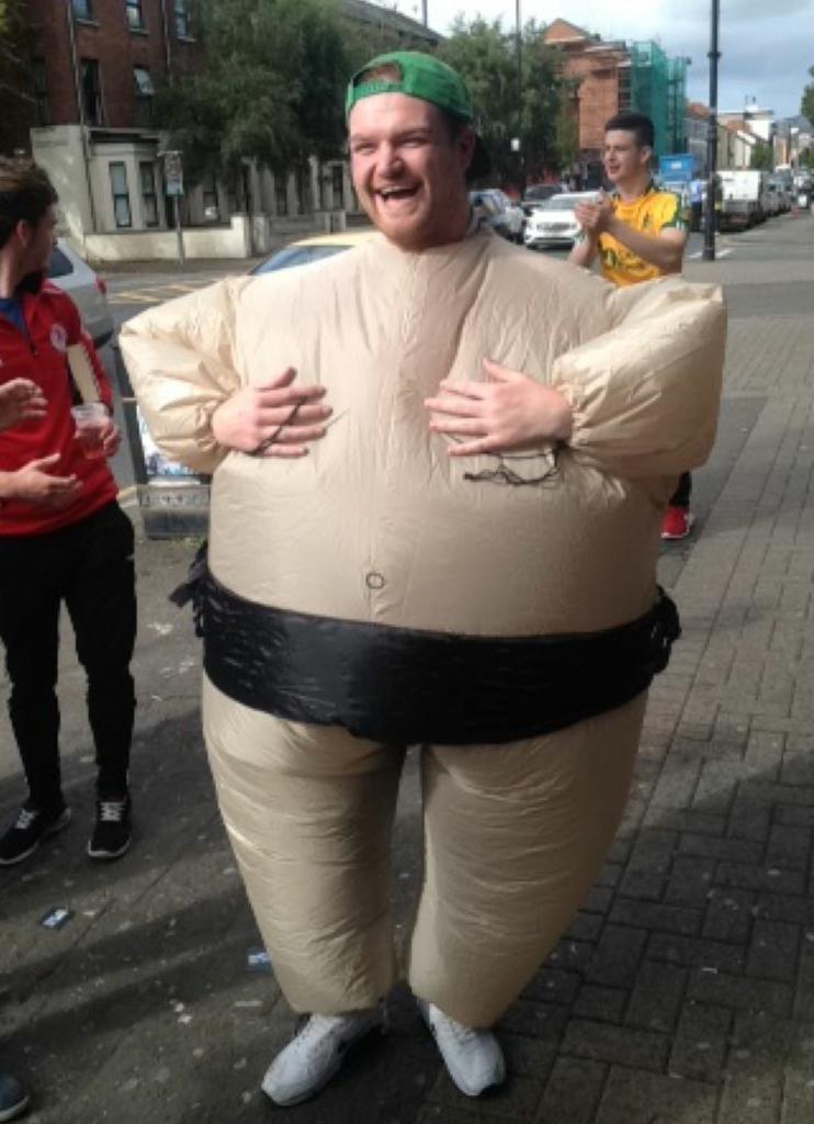 HolylandsParty's tweet photo. Massive legend spotted outside the Rose and Crown! http://t.co/ZI6e24nCJI