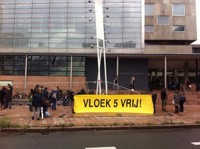 DeVloek's tweet photo. People assembling now at court for the #Vloek5. Around 50 supporters now. Courtcase starts at 14:00! #DeVloek http://t.co/p5r7pjxSzM