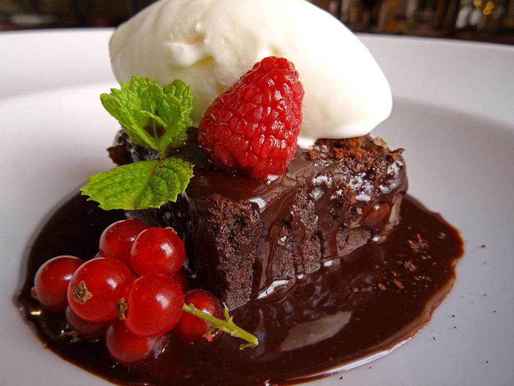 ATENEO_rest's tweet photo. BROWNIE LIGERO y helado mascarpone.
No olvides guardar un sitio para el postre.

#ateneo #brownie #helado #mascarpone http://t.co/soJXDcI3P3