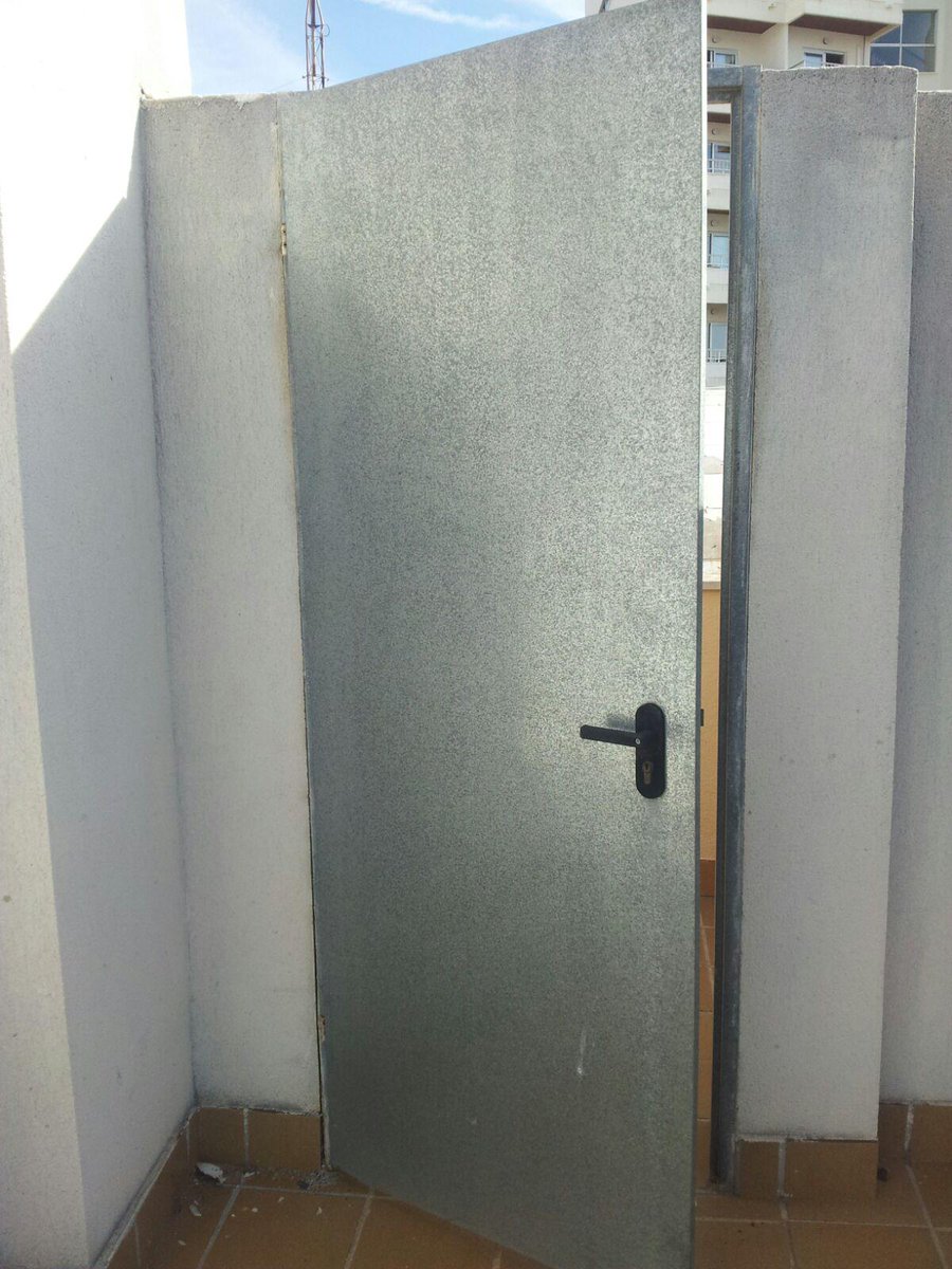 multiajolin's tweet photo. colocación de puerta de acceso a una azotea. http://t.co/WXFWh5nMkU