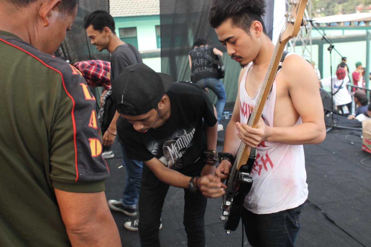 Rifandi666's tweet photo. Walker on stage at amigos party #2 http://t.co/3pZROp42je