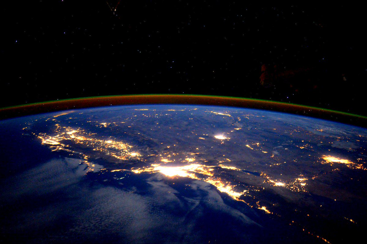 StationCDRKelly's tweet photo. #California, your bright lights invite this morning. #GoodMorning from @Space_Station! #YearInSpace http://t.co/g3zN9TaYUf