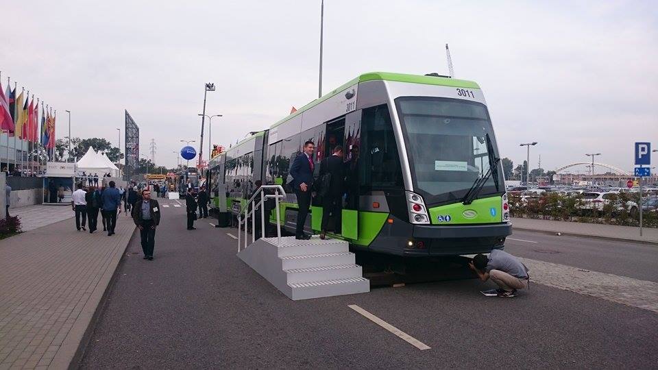 OlsztynskieTram's tweet photo. Niektórzy chcą obejrzeć #tramwaj @SOLARISBUSCOACH #Tramino #Olsztyn z każdej strony. ;) #Trako2015 #Gdańsk http://t.co/OOXbbmCRCO