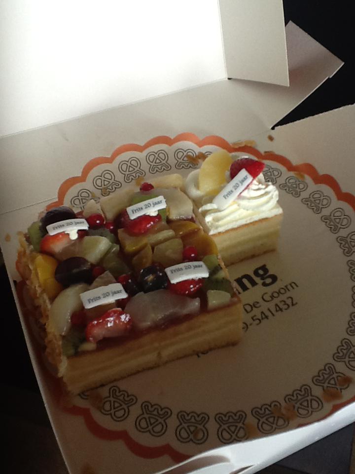 “<a href="/freekjonge/">freek de jonge</a>: feest in hauwert ” en dan die taart hè....