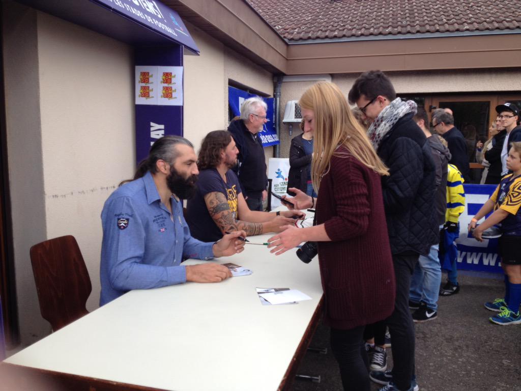 SylvieAdam3's tweet photo. Séance de dédicace pour @sebchabal &amp; @cyriljulian au terrain multisports @chabalsport  avec @Sport_resp http://t.co/mH7lNFGsSF
