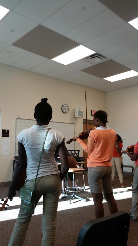 NormaG348's tweet photo. @ColsCitySchools our students love practicing they #makebetterhappen in arts as well #cycbus @CityYearCbus http://t.co/eSitXUKwqa