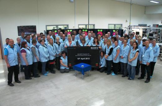 Raspberry_Pi's tweet photo. Flashback to 2013 and the 500,000th UK-made Pi; today it's 5M, with worldwide sales over 6.5M https://t.co/qDvup2rV9C http://t.co/uMM6k2q9x4
