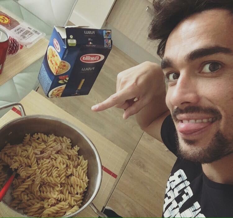 FogniniFansClub's tweet photo. @fabiofogna oggi chef in cucina! Oggi fusilli ma anche le pennette sarebbero state buonissime😍😍 http://t.co/DF0n29fQMY