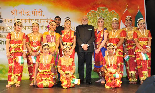 TimesNow's tweet image. PM @narendramodi poses for a group photo with dancers, who performed at community reception at Dublin #ModiInIreland