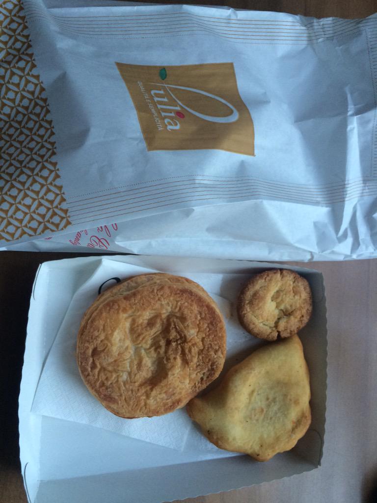 AntonioDeGiorg9's tweet image. #Pulia #qualità e semplicità #bontà #solocosebelle #pasticciotto mini #calzone #rustico leccese #amo la mia terra