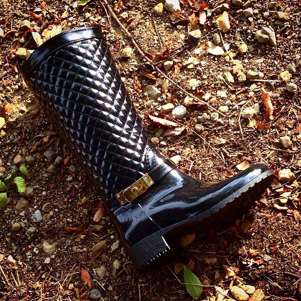 davrain's tweet photo. It's officially the first day of fall! 🍁🍂 #davrain #waterproof #FirstDayOfFall http://t.co/wtzqIxQC2a