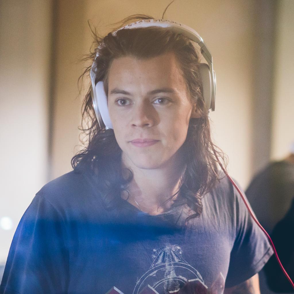 HE IS SO PRECIOUS I JUST WANNA PINCH AND KISS HIS CHEEK IM SCREAMING 
#EMABiggestFans1D
