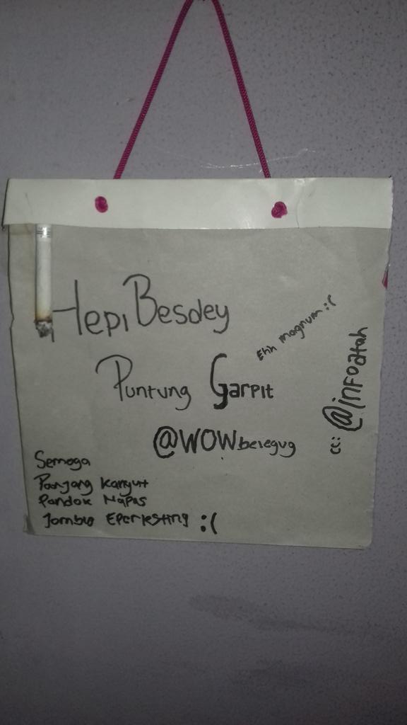 Tah @WOWbelegug rintihan ucapan aing hanya untukmu yg sedang gogoblogan merayakan ultah nu pianyiengun tea disana. :(