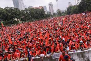 501Awani's tweet photo. 'Red Shirt' rally resolutions to be submitted to PM in October - http://t.co/GdPGqHpKL5 http://t.co/vnGi064wLr
