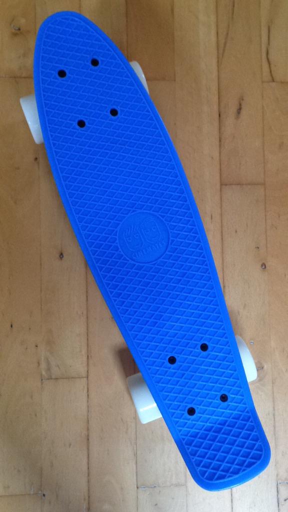 waartje_dee's tweet photo. AHYAYEUH Ik ben er zo blij mee De trui is echt lekker warm &amp; de pennyboard geef ik aan @sabinaroos_ ❤️ #CinematesShop http://t.co/1KgfqSoa32
