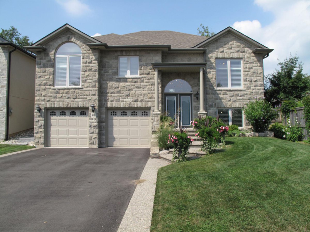 CorinneByggdin's tweet photo. Gorgeous #Waterdown home with #outdoorfireplace #executivedesign #buysellrelax http://t.co/dDYrdWwNeN #yourcoreteam http://t.co/Ge1huvvSJW
