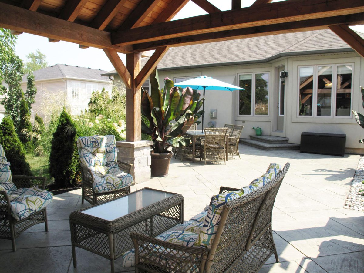 CorinneByggdin's tweet photo. Gorgeous #Waterdown home with #outdoorfireplace #executivedesign #buysellrelax http://t.co/dDYrdWwNeN #yourcoreteam http://t.co/Ge1huvvSJW
